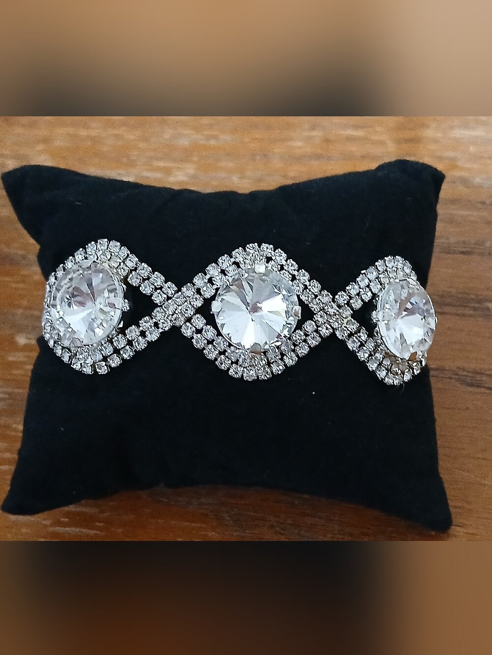 Sparkling silver-tone bracelet interlocking rhinestones large round crystals